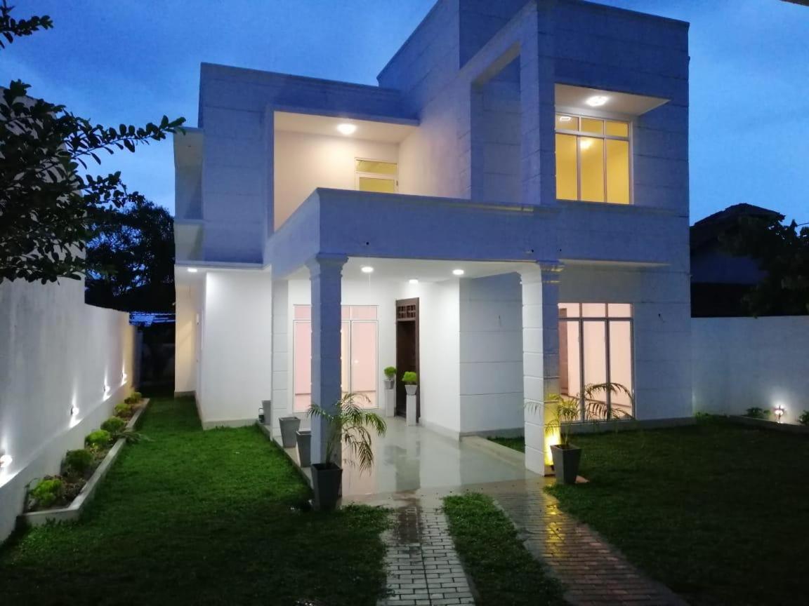 Vidushi Home Minuwangoda Luaran gambar